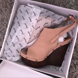QUPID - Kendall Wedge in Warm Taupe